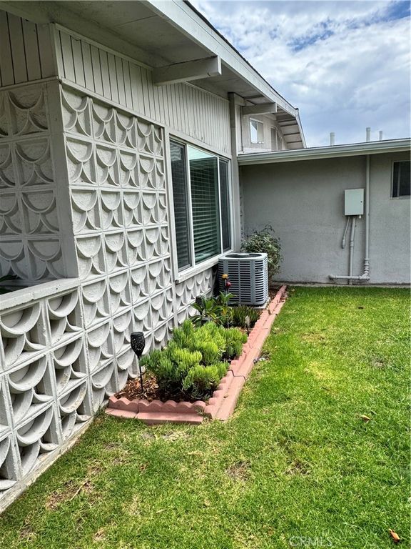 Image 2 of property listing at 1075 Brookline Rd #220A M-9, Seal Beach, CA 90740