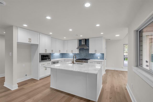 4 N Autumnwood Way, The Woodlands, TX 77380