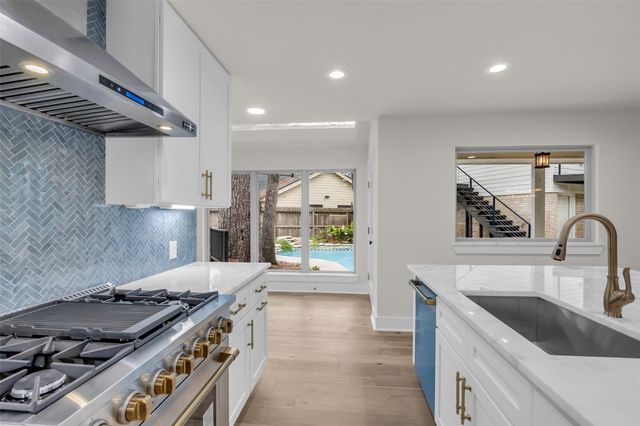 4 N Autumnwood Way, The Woodlands, TX 77380