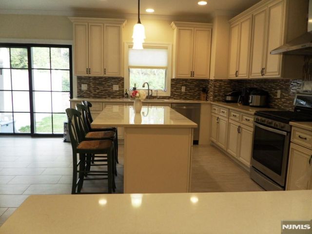 1006 Morningside Lane, Fort Lee, NJ 07024