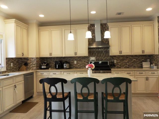 1006 Morningside Lane, Fort Lee, NJ 07024