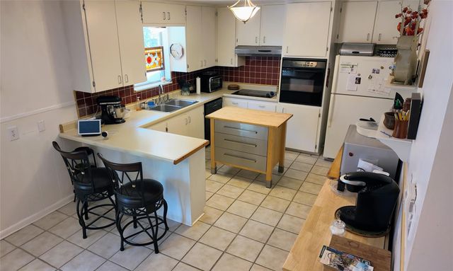 1123 Warbler Drive, Kerrville, TX 78028