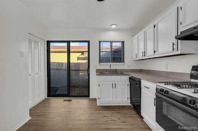 29454 Scarborough Drive, Warren, MI 48088