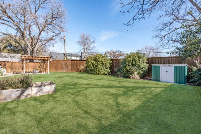 2890 Meadow Port Drive, Dallas, TX 75234