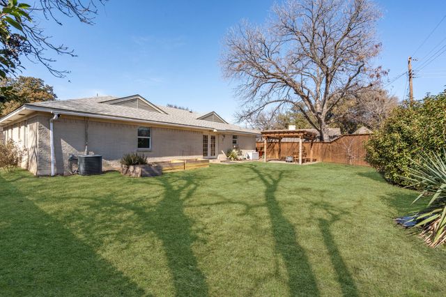 2890 Meadow Port Drive, Dallas, TX 75234