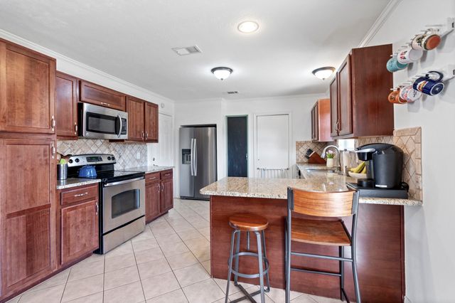 2890 Meadow Port Drive, Dallas, TX 75234