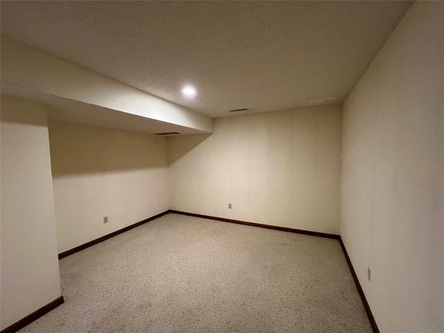 4112 Mary Lynn Drive, Urbandale, IA 50322