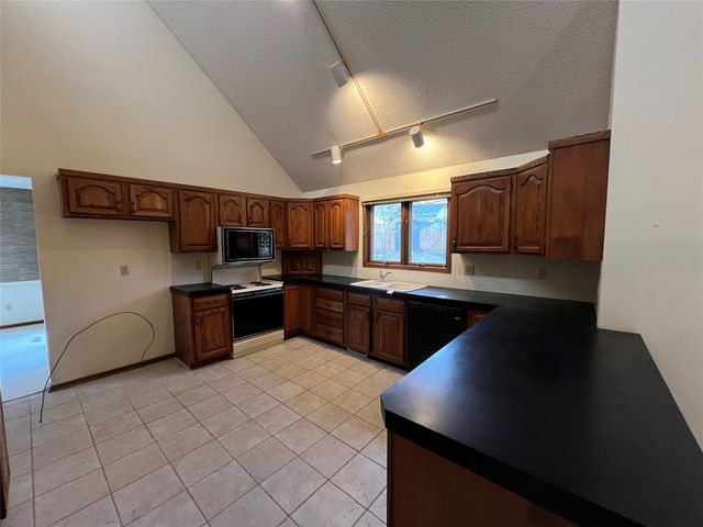 4112 Mary Lynn Drive, Urbandale, IA 50322