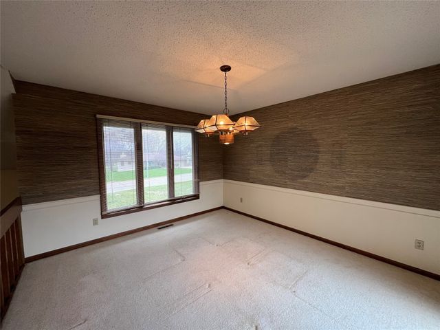 4112 Mary Lynn Drive, Urbandale, IA 50322