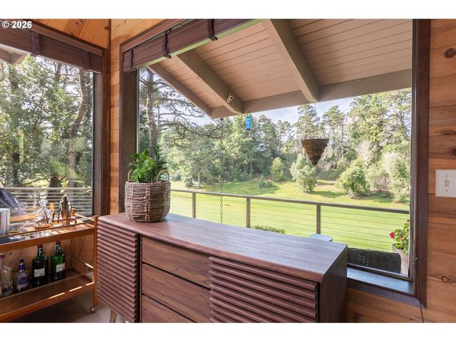 4 FAIRWAY Ln, Gleneden Beach, OR 97388