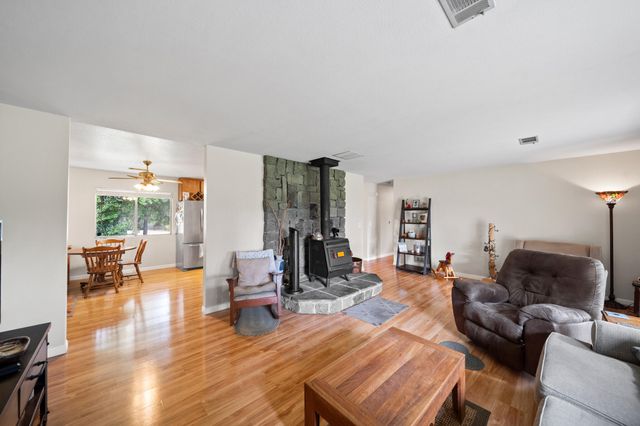 11865 Comstock Lane, Redding, CA 96003