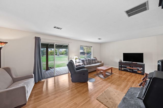 11865 Comstock Lane, Redding, CA 96003