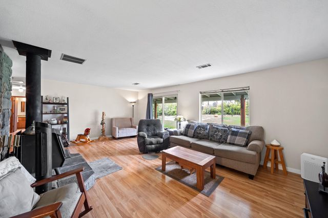 11865 Comstock Lane, Redding, CA 96003