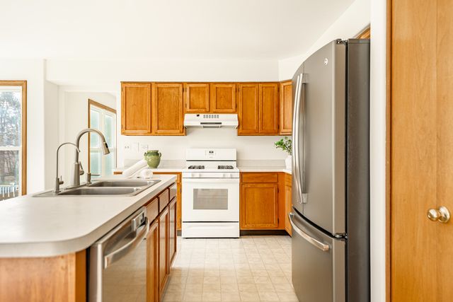 311 Briarwood Lane, Algonquin, IL 60102