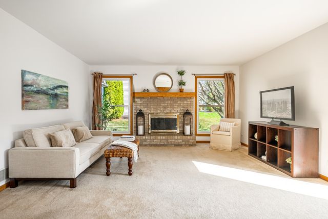 311 Briarwood Lane, Algonquin, IL 60102