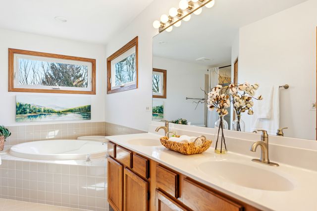 311 Briarwood Lane, Algonquin, IL 60102