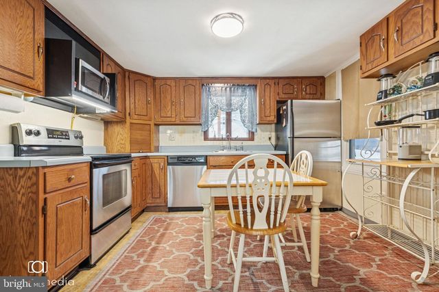 2049 FARMINGTON AVE, Pottstown, PA 19464