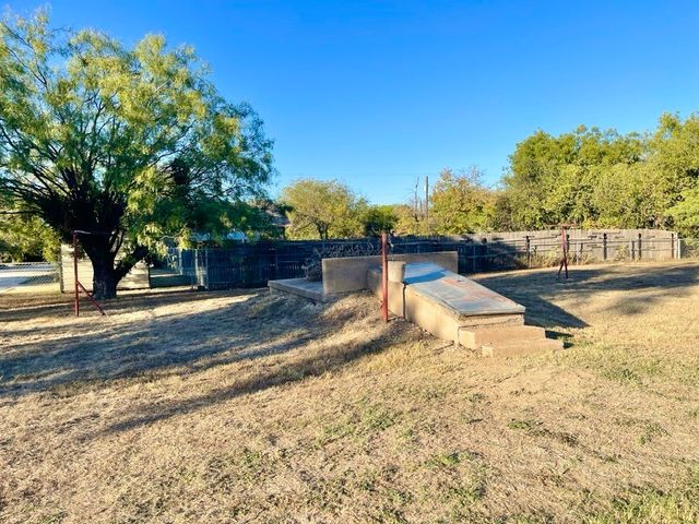 301 E 10th Street, Coleman, TX 76834