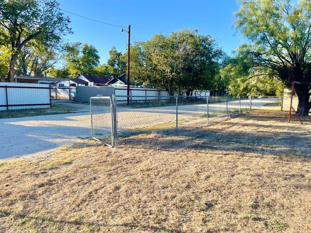 301 E 10th Street, Coleman, TX 76834