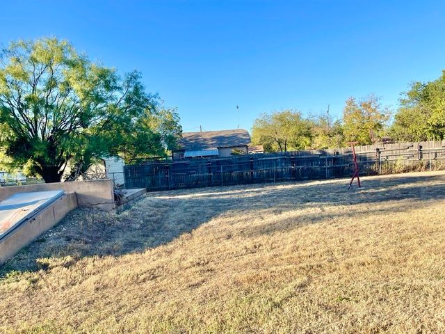 301 E 10th Street, Coleman, TX 76834