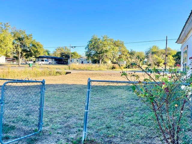 301 E 10th Street, Coleman, TX 76834