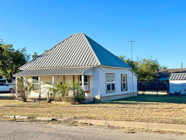 301 E 10th Street, Coleman, TX 76834