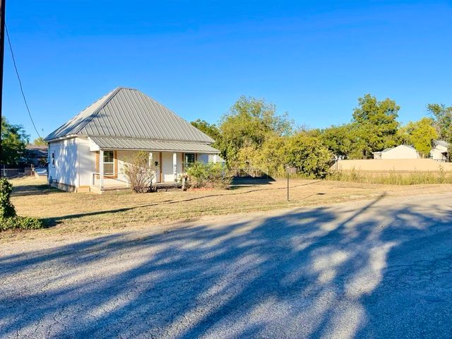 301 E 10th Street, Coleman, TX 76834