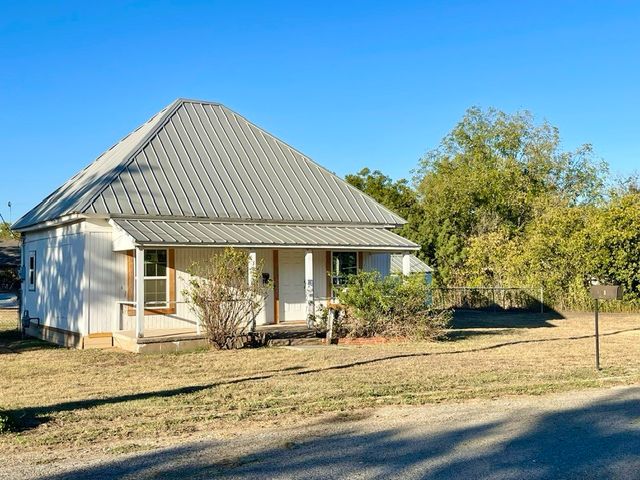 301 E 10th Street, Coleman, TX 76834