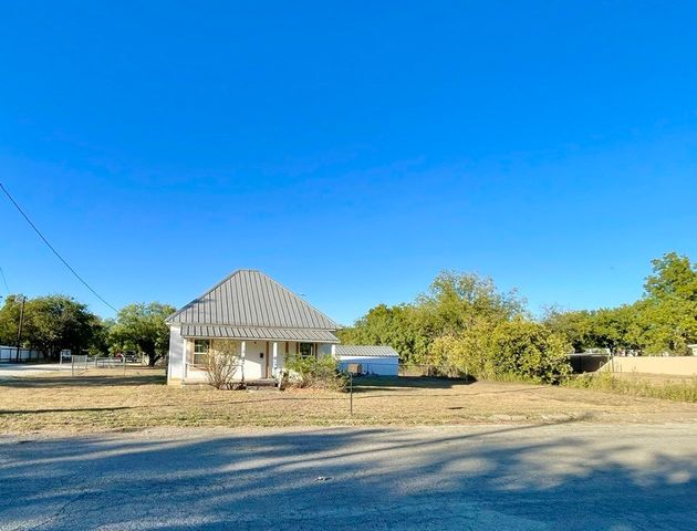 301 E 10th Street, Coleman, TX 76834