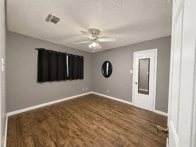 1105 E Adoue Street, Alvin, TX 77511