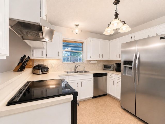 1105 E Adoue Street, Alvin, TX 77511