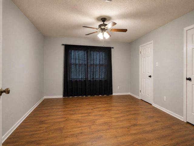 1105 E Adoue Street, Alvin, TX 77511