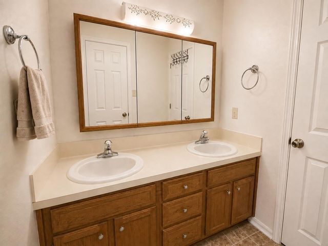 1105 E Adoue Street, Alvin, TX 77511