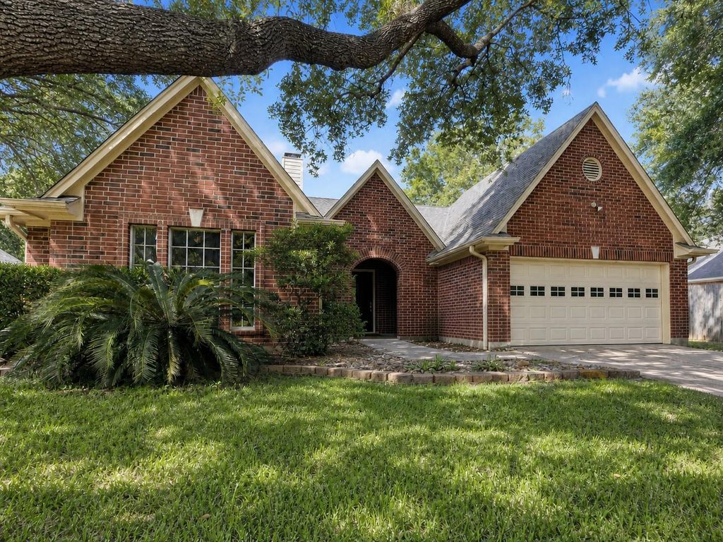 1105 E Adoue Street, Alvin, TX 77511