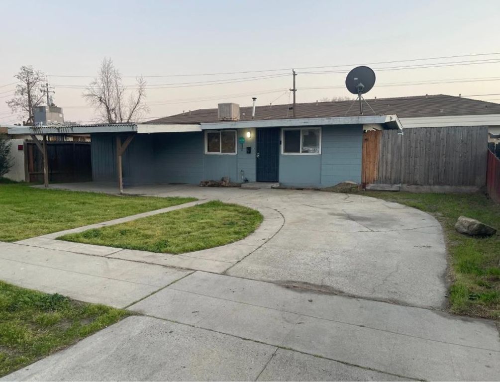 2326 E Hampton Way, Fresno, CA 93726