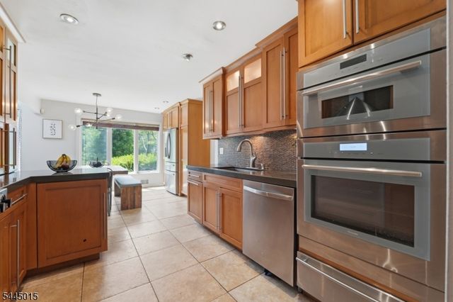 8 N Bayard Ln, Mahwah Twp., NJ 07430
