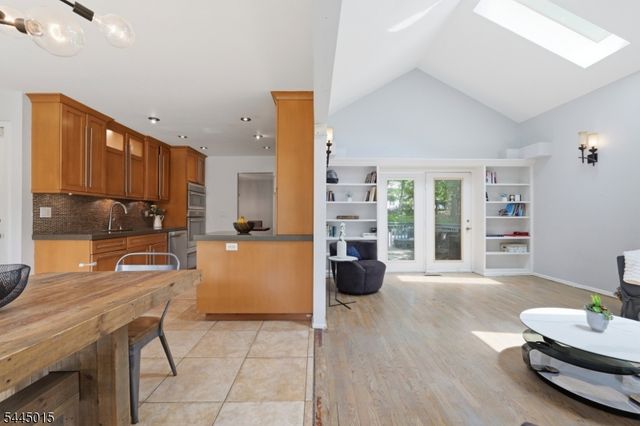 8 N Bayard Ln, Mahwah Twp., NJ 07430