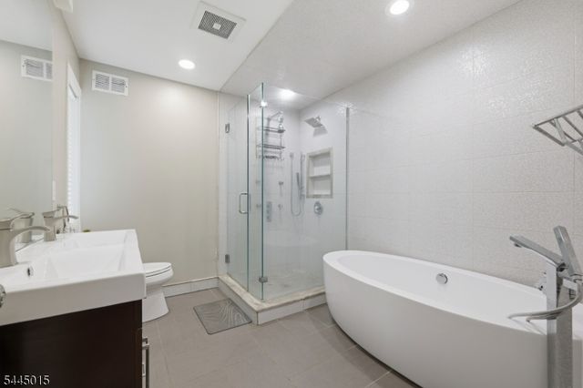 8 N Bayard Ln, Mahwah Twp., NJ 07430
