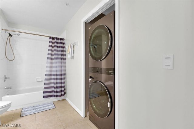 9165 Celeste DR 3-303, Naples, FL 34113