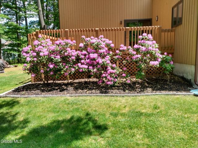 10 Durham Way, Clifton Park, NY 12065