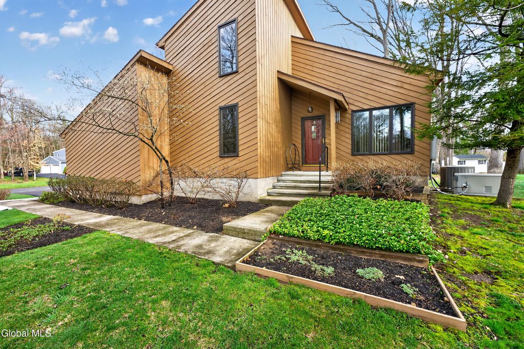 10 Durham Way, Clifton Park, NY 12065