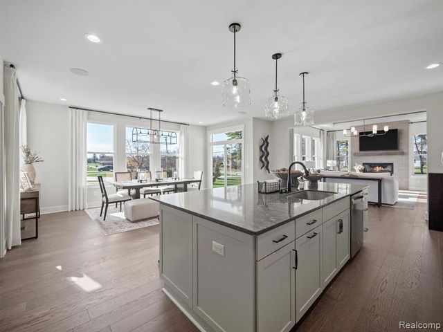 1062 Forest Bay Drive, Waterford, MI 48328
