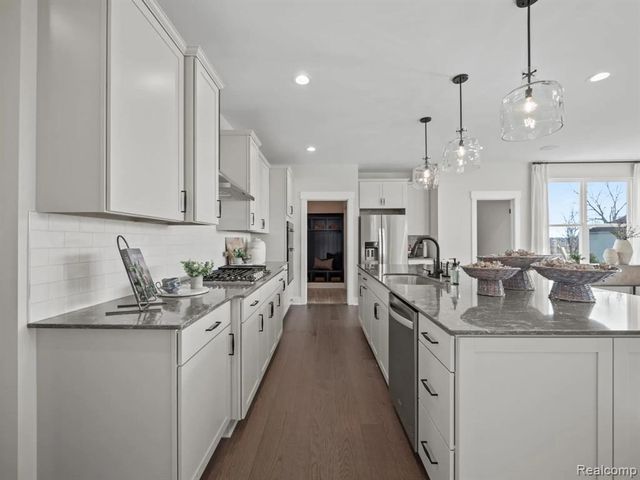 1062 Forest Bay Drive, Waterford, MI 48328