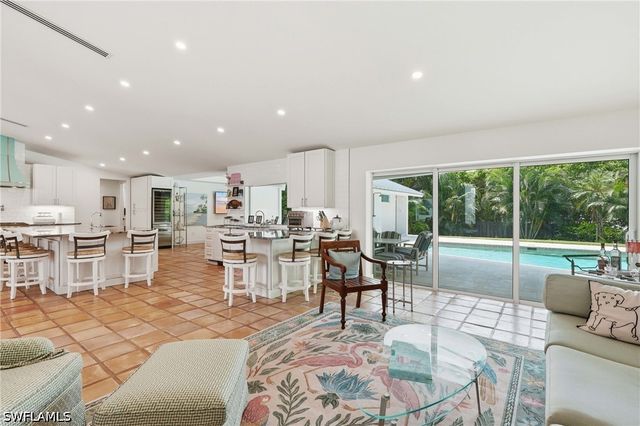 506 Pine Grove LN, Naples, FL 34103