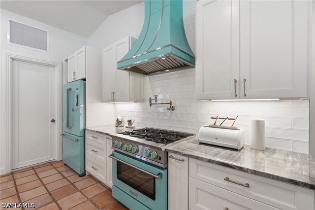 506 Pine Grove LN, Naples, FL 34103