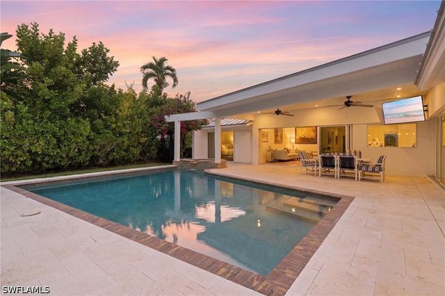 506 Pine Grove LN, Naples, FL 34103