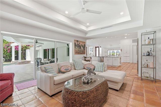 506 Pine Grove LN, Naples, FL 34103