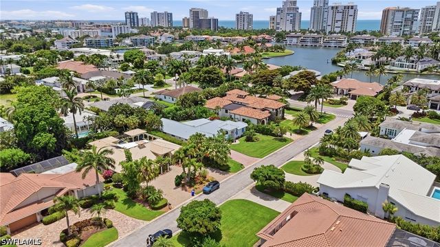 506 Pine Grove LN, Naples, FL 34103