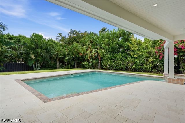 506 Pine Grove LN, Naples, FL 34103