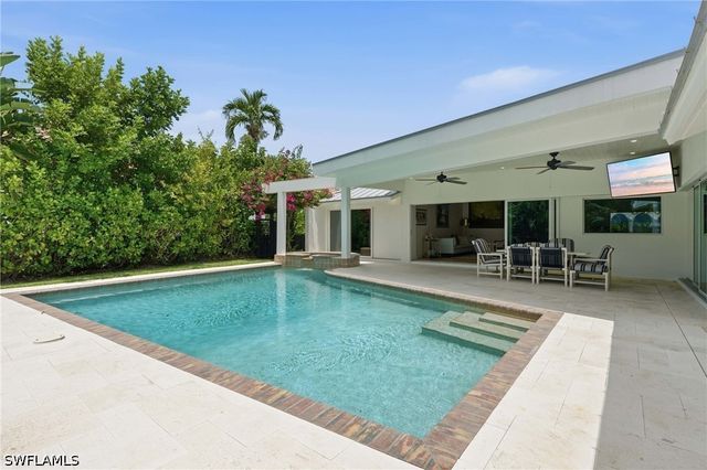 506 Pine Grove LN, Naples, FL 34103